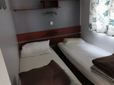 Une deuxième chambre avec deux lits séparés