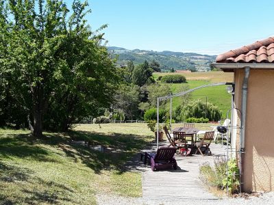 La terrasse avec la vue sur Les Monts du Lyonnais