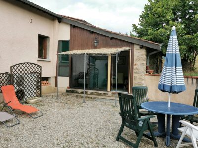 La terrasse et l'entrée du petit gîte