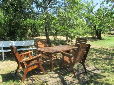 Le salon de jardin disponible sur le camping