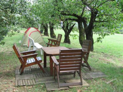 L'espace camping avec l'emplacement pour la tente