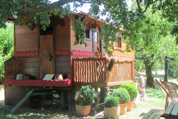 La roulotte, votre hébergement insolite à GîtEnChassagne, dans le domaine familial