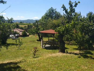 Le grand jardin avec la vue sur Les Monts du Lyonnais