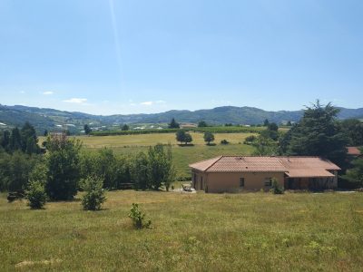 Le parc avec les gîtes et la vue sur les Monts du Lyonnais