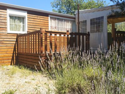 Le mobil-home avec une extension à GîtEnChassagne, situé sur le camping