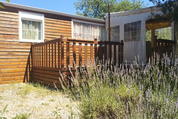 Le mobil-home avec une extension à GîtEnChassagne, situé sur le camping